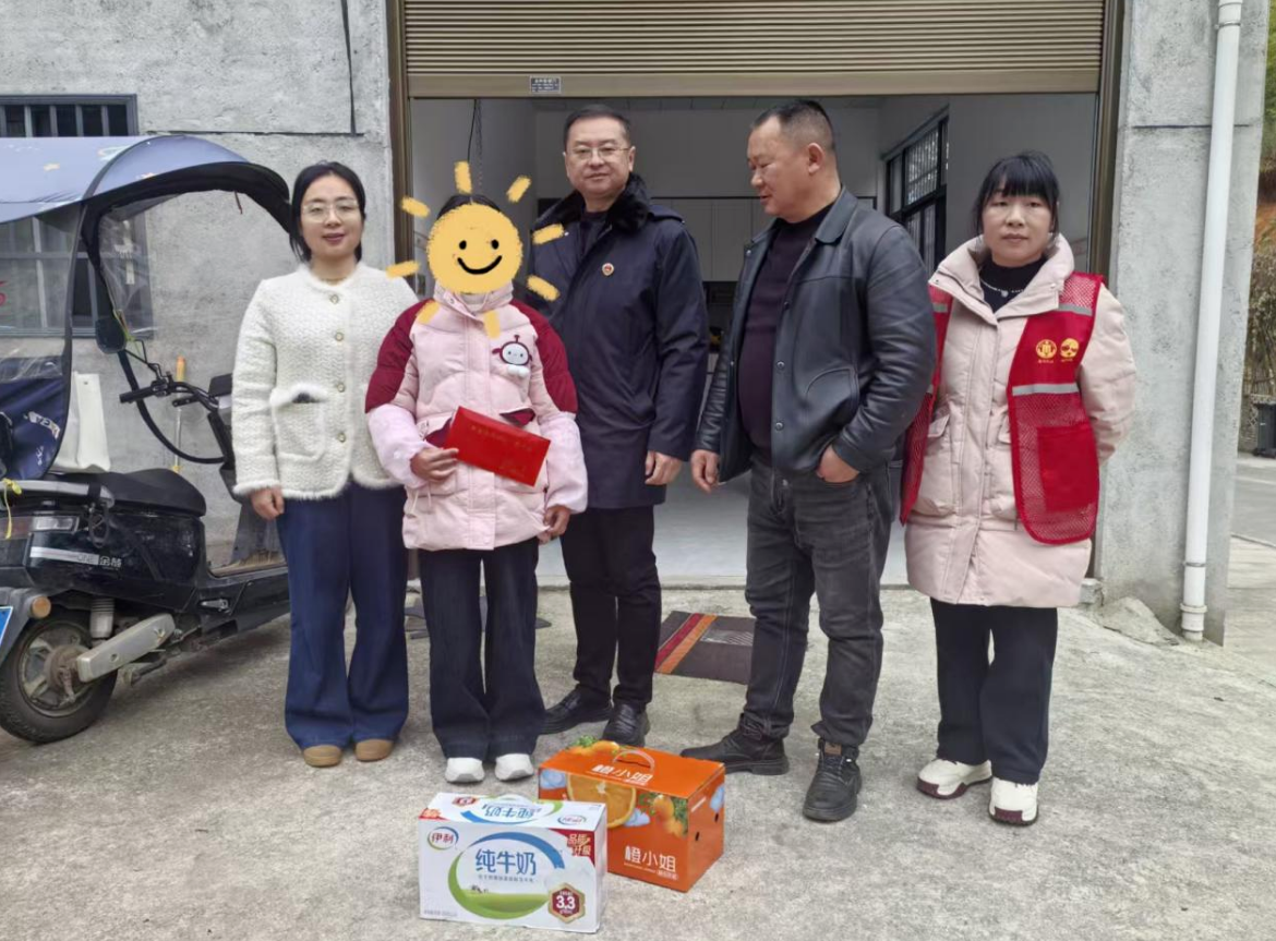 驻村工作队情系“一老一小”，暖心慰问传递真情