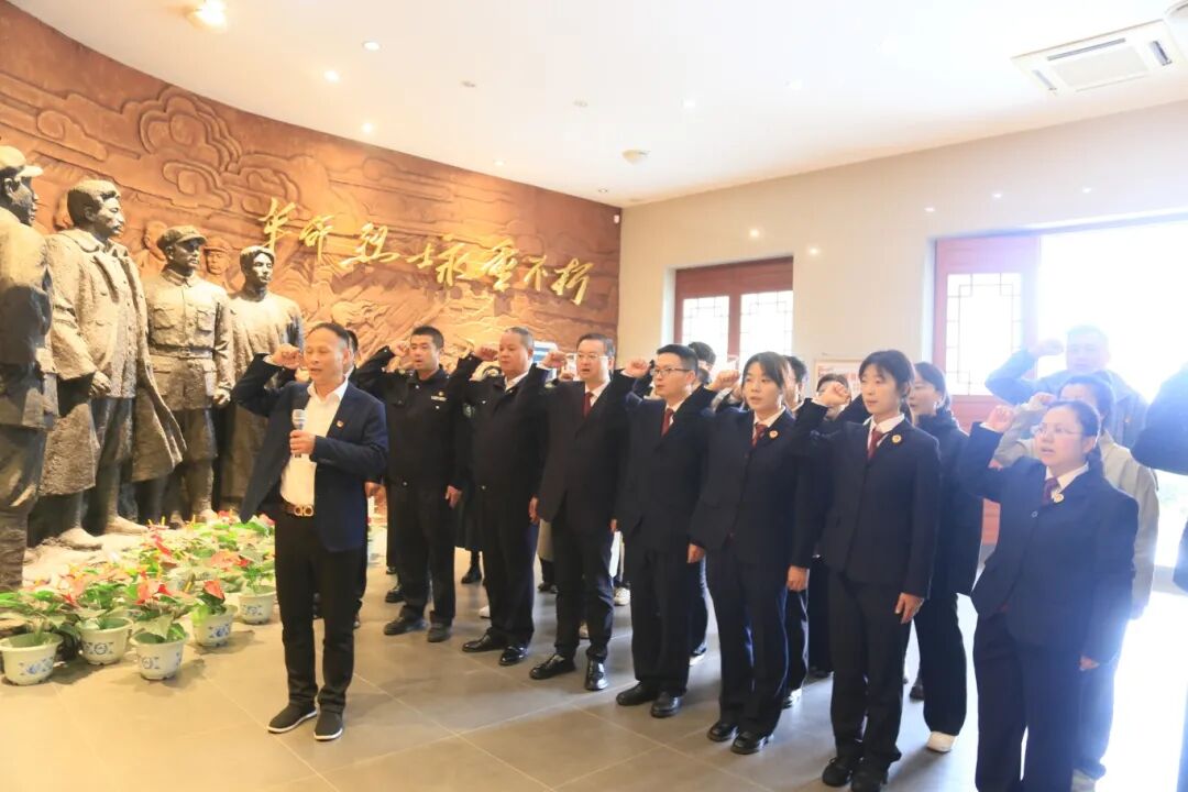 青山埋忠骨 鲜花寄哀思——德兴市人民检察院开展清明祭英烈主题活动